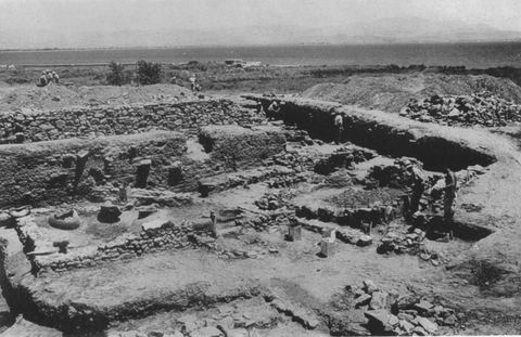 The Lerna excavation from the south-west with the gulf and workmen.