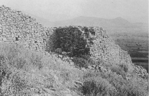 Pl. 115b: outer face of the bailey wall of the Pontinos castle looking toward the second tower of the east side, with the plain of Argos and the Larissa hill in the background.