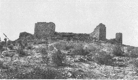 Pl. 140b 'Réduit vu du nord': the inner keep of the Myloi castle seen from the north.