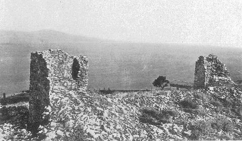 Pl. 140c 'Tours est, vues de l'intérieur': the east towers of the Myloi castle from inside, with the Argolic Gulf behind.