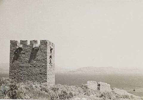 "Venetian Tower": the crenellated Vasilopoula tower between Myloi and Kiveri, with the gulf behind.