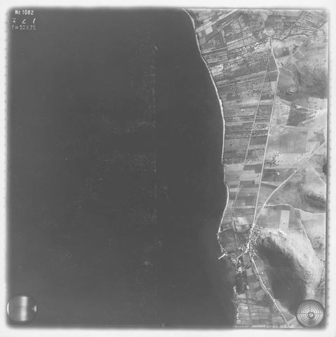 Strip-flight aerial photo (Aufnahme 043): Myloi with the pier and Mt Pontinos at lower right, and the railway and road running north towards Nea Kios/Argos.