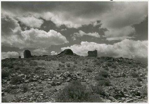 "Kastell Kiveri": castle ruins with scattered towers on the hilltop under clouds.