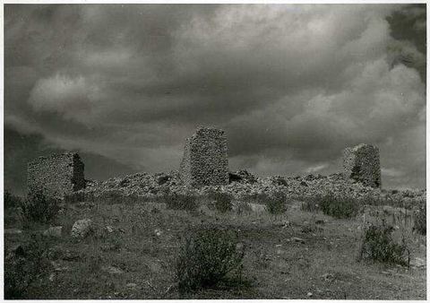 "Kastell Kiveri": towers and walls of the castle on the hilltop.