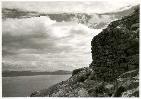 "Kastell Kiveri": rubble masonry tower above the gulf.