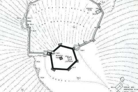Detail of the 1957 castle plan: the hexagonal keep with the outer wall and the church ruin in the outer ward