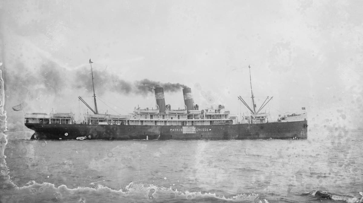 The Patris, the first liner of a Greek shipping line with a regular service from Piraeus to New York. Here around 1915, with "PATRIS – GREECE" painted on the hull as a sign of neutrality during the First World War.