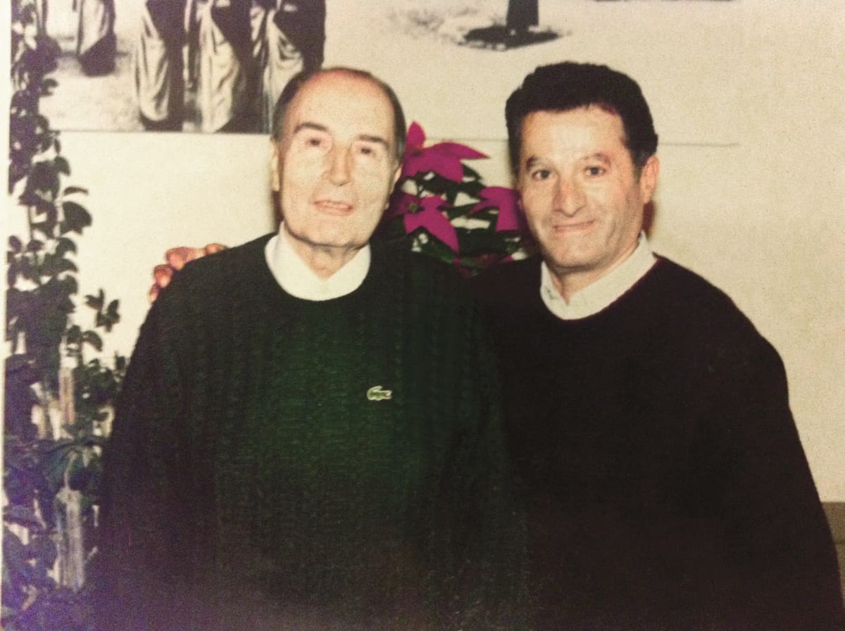 Christmas Eve 1991 in the Leonidas taverna in Lygourio: Mitterrand with the owner, Leonidas Liakopoulos.
