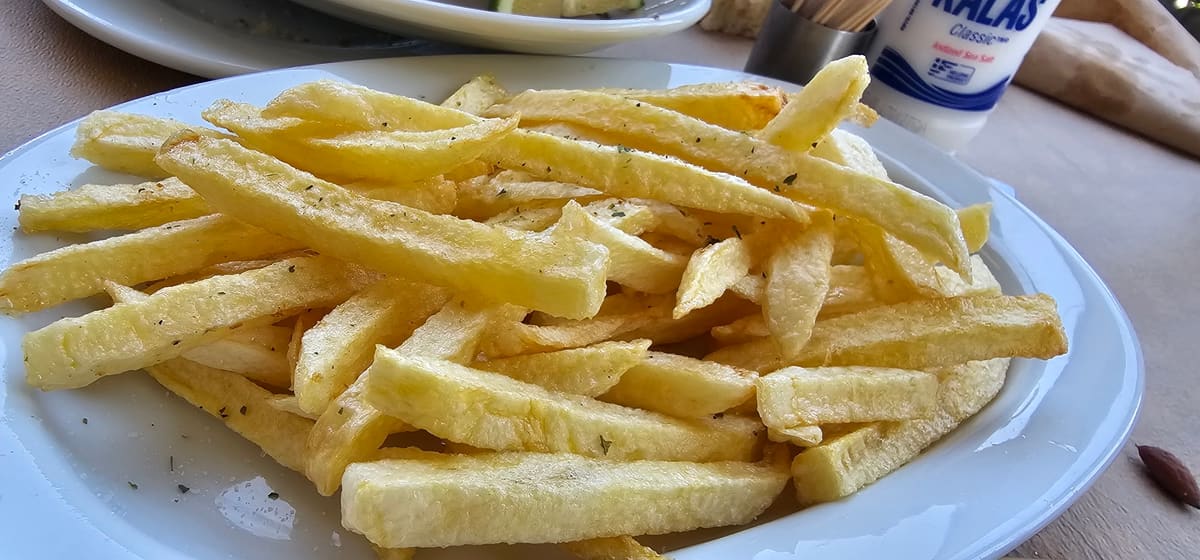 A plate of freshly cut chips sprinkled with oregano